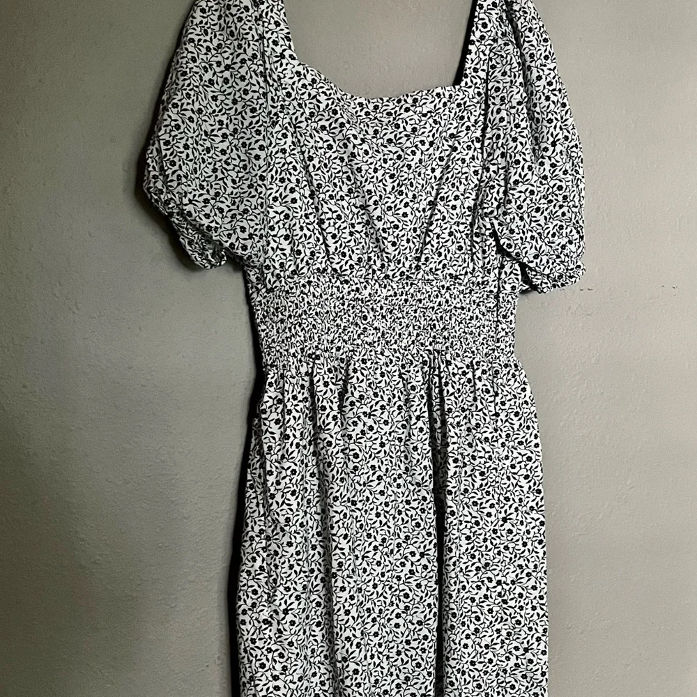Old Navy Waist Define Puff Sleeve Dress - Picture 4 of 6